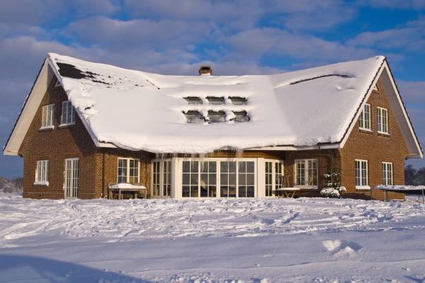 beautiful-modern-house-home-in-winter